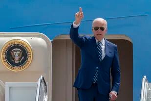 Joe Biden, al abordar el Air Force One para el viaje a Los Ángeles. (AP Photo/Gemunu Amarasinghe)
