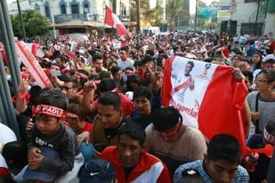Miles de peruano desfilaron por las calles en apoyo a su ídolo