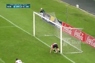 El momento en que el delantero argentino Tomás Conechny trastabilla y la pelota, a centímetros de la línea de gol, le da en su mano derecha; la jugada fue bien anulada por el árbitro y configuró uno de los bloopers del año en el Apertura uruguayo.