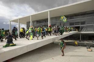 Los seguidores de Jair Bolsonaro entran al Palacio de Planalto, en Brasilia, el 8 de este mes