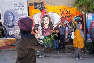 ARCHIVO - Palestinos visitan el sitio en el que la veterana periodista de Al Jazeera Shireen Abu Akleh fue muerta a tiros en la ciudad de Jenín, Cisjordania, el 18 de mayo del 2022.  (AP Foto/Majdi Mohammed)