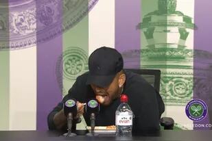 Nick Kyrgios come sushi durante la conferencia de prensa en la que fustigó a periodistas por sus opiniones sobre los saques de abajo y reconoció haber hecho un escupitajo dedicado a un integrante del público en Wimbledon.