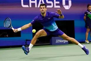 El serbio Novak Djokovic devuelve un tiro del italiano Matteo Berrettini durante los cuartos de final del U.S. Open, el jueves 9 de septiembre de 2021, en Nueva York. (AP Foto/Frank Franklin II)