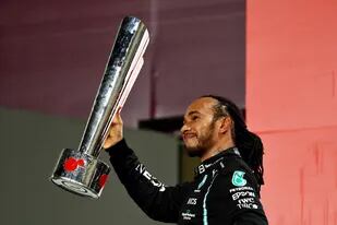 La felicidad de Lewis Hamilton, luego del contundente triunfo en el Gran Premio de Qatar; el británico recortó a ocho puntos la diferencia con Max Verstappen en el Mundial de Pilotos