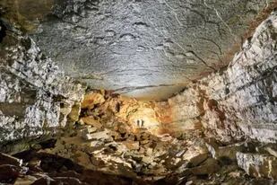 Las huellas se hallan en el techo de la cueva