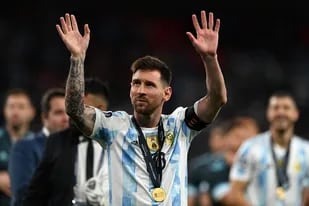 Argentina's striker Lionel Messi waves to supporters as Argentina's players celebrate on the pitch after their victory in the 'Finalissima' International friendly football match between Italy and Argentina at Wembley Stadium in London on June 1, 2022. - The Azzurri face the South American continental champions in the inaugural Finalissima at Wembley. (Photo by Glyn KIRK / AFP)