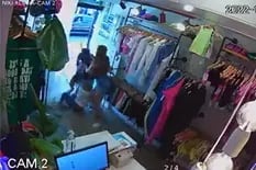 Un ladrón arrastró y zamarreó a una mujer desde un comercio hasta la vereda para robarle la cartera
