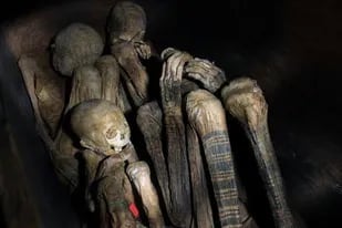 Los Ibaloi no embalsamaban a los individuos como los egipcios sino que utilizaban una manera peculiar de tratar los restos mortales de sus seres queridos. Sus difuntos son conocidos como "las momias de fuego"