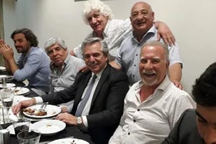 Santiago Cafiero, Hugo Moyano, Alberto Fernández y Omar Plaini; de pie, José Clemente y Omar Durdos, dirigentes del SOMU