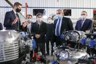 Axel Kicillof y Alberto Fernández, durante la visita a una fábrica de motos, el martes, cuando la policía bonaerense estaba en virtual rebelión