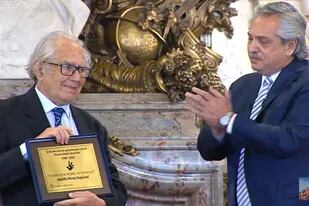 El Premio Nobel de la Paz Adolfo Pérez Esquivel recibió una plaqueta recordatoria de parte del presidente Alberto Fernández
