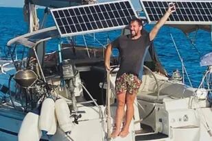 Desde 2019, John Deer recorría el mundo en su embarcación que ahora quedó destruida tras su caída que lo obligó a nadar en medio de tiburones Fuente: Instagram @sailingkoru
