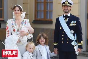 El príncipe Carlos Felipe, la princesa Sofía y sus hijos, los príncipes Alexander, Gabriel y Julián posan a la salida de la iglesia del palacio de Drottningholm. La feliz mamá estaba radiante con un vestido de líneas románticas y estampa floral.