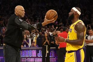Kareem Abdul-Jabbar le entregó una pelota a LeBron James tras ser superado como máximo goleador de la NBA