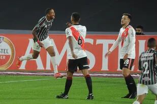 Caio Paulista festeja el primer gol de Fluminense. El visitante derrotó a River por 3 a 1
