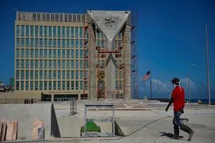 Una enorme bandera cubana de concreto se está construyendo frente a la Embajada de Estados Unidos en La Habana