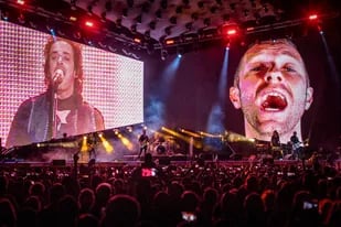 Chris Martin, en las pantallas, junto a Gustavo Cerati: el líder de Coldplay participa en la versión de "De música ligera" que suena en la gira Gracias Totales