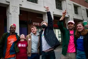 Miembros del sindicato Amazon Labor Union (ALU) celebran tras una actualización durante los resultados de una votacion para sindicalizar un almacén de la compañía en Staten Island, Nueva York, el 1 de abril del 2022. (AP Foto/Eduardo Munoz Alvarez)