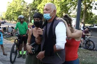 Luis Ceccato, pareja de la ciclista atropellada, y un centenar de personas se acercaron al lugar del hecho a pedir justicia