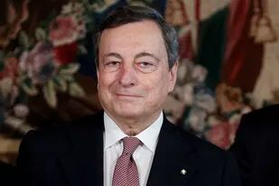 El primer ministro italiano Mario Draghi  después de la ceremonia de juramento, en el Palacio Presidencial Quirinale en Roma