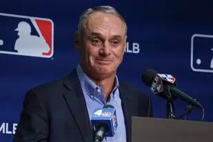 El comisionado de las Grandes Ligas, Rob Manfred, sonríe en una conferencia de prensa en la que anuncia el fin del paro patronal, el jueves 10 de marzo de 2022, en Nueva York (AP Foto/Bebeto Matthews)
