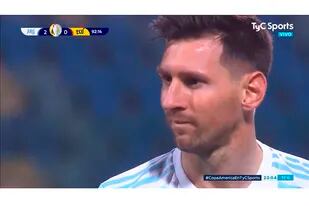 Lionel Messi mira hacia donde, instantes después, llevará la pelota con su pie izquierdo:  el palo que custodiaba Hernán Galíndez.