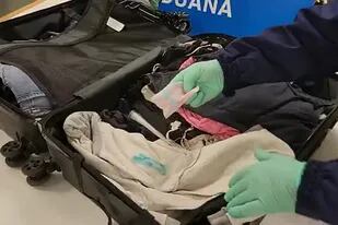 El momento en que se descubre que las ropas de una pasajera estaban impregnadas de cocaína