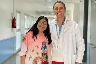 El médico Marcelo Nahin y Mercedes Llanquilao, la paciente a quien operó y le salvó la vida