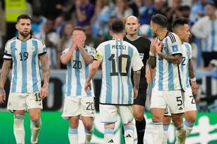 Argentina vs Países Bajos por los cuartos de final de la copa de mundo Qatar 2022 en el estadio Lusail de DohaLionel Messi  le reclama a Antonio Mateu Lahoz