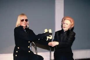 Registro de la performance Resolviendo el conflicto con maíz, el oro latinoamericano y arte, realizada en Londres por Marta Minujín con una doble de Margaret Thatcher (1996)