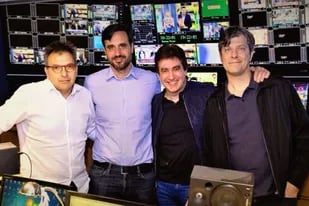 De izquierda a derecha: Diego Toni (gerente de programación de elnueve), Sebastián Rollandi (gerente general de contenidos de elnueve), Dante Gebel y Mario Pergolini