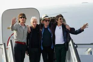 Mick Jagger, Charlie Watts, Keith Richards y Ron Wood en el aeropuerto internacional de Havana, Cuba, en 2016 (AP Photo/Ramon Espinosa File)