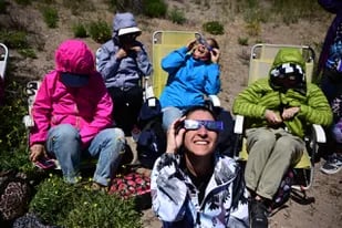 Los argentinos disfrutan del Eclipse solar de 2020