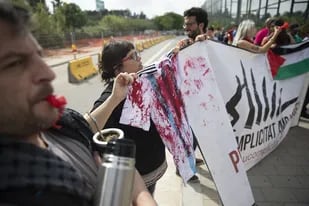 La protesta con camisetas ensangrentadas en la puerta del complejo Joan Gamper, de Barcelona, esta mañana