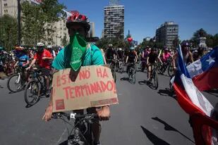 Una llamativa manifestación de ciclistas frente a la casa de Piñera