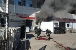 Las imágenes de los bomberos que dominaron el incendio en el Monumental