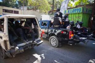 ARCHIVO - Varios policías vigilan tras recuperar los cuerpos de dos periodistas que fueron asesinados por pandillas, el 7 de enero de 2022, en Puerto Príncipe, Haití,. (AP Foto/Odelyn Joseph, archivo)