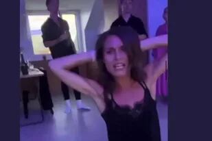 La primera ministra de Finlandia fue criticada luego de que se filtrara un video en el que se la ve bailando eufórica con un grupo de amigos.