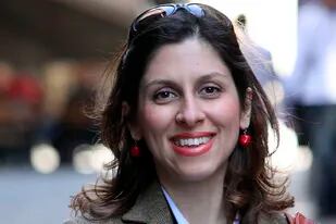 Foto sin fecha de Nazanin Zaghari-Ratcliffe, una mujer británica-iraní que estuvo casi seis años detenida en Irán. Zaghari-Ratcliffe fue liberada e iba rumbo a Gran Bretaña, se informó el 16 de marzo de 2022. (Familia Zaghari-Ratcliffe via AP)