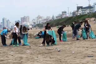 Cómo, cuándo y dónde podés participar de las limpiezas de playa que hacen en todo el país.