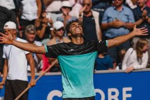 La alegría del argentino Francisco Cerúndolo tras conquistar su primer ATP en Bastad, Suecia, al vencer a su compatriota Sebastián Báez