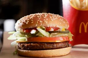 La McPlant, una hamburguesa vegana que comenzará a venderse en más locales de McDonald's. (McDonald's vía AP)
