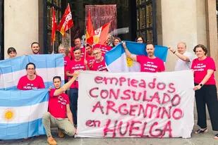 Los trabajadores del consulado argentino en Barcelona lanzaron un plan de huelgas