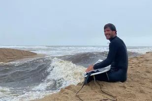 Sebastián Olarte, surfista profesional y campeón nacional de Uruguay, se subió a la "ola estática" (Crédito: Instagram/@sebastianolarte)