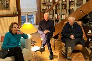Patricia Llosa Urquidi y Mario Vargas Llosa, con su hijo Álvaro, parte del clan que se reencontró por estos días en París