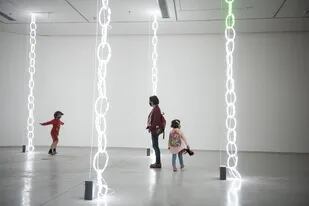 Concebida como "un espacio de sanación, de transformación, de ritual", la muestra Sueño sólido abrió hoy al público en el Museo de Arte Moderno de Buenos Aires, que tenía previsto inaugurarla en abril.