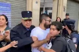 El momento de la detención de Martín Rodríguez, líder del PO en Mendoza, en medio de la manifestación
