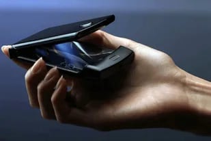 Una foto filtrada del supuesto Moto Razr; la pantalla recorre las dos tapas del teléfono y se dobla donde está la bisagra