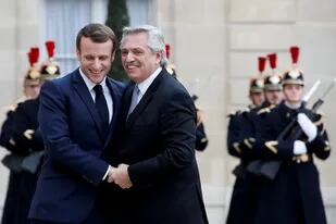 El presidente Alberto Fernández y su par francés Emmanuel Macron durante una visita oficial a París.