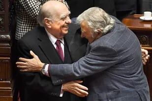 El abrazo de despedida en el Senado uruguayo de dos rivales históricos, Pepe Mujica y Julio María Sanguinetti, en octubre de 2020